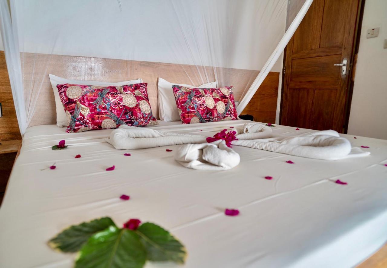Sunrise Bed & Breakfast จัมเบียนี ภายนอก รูปภาพ