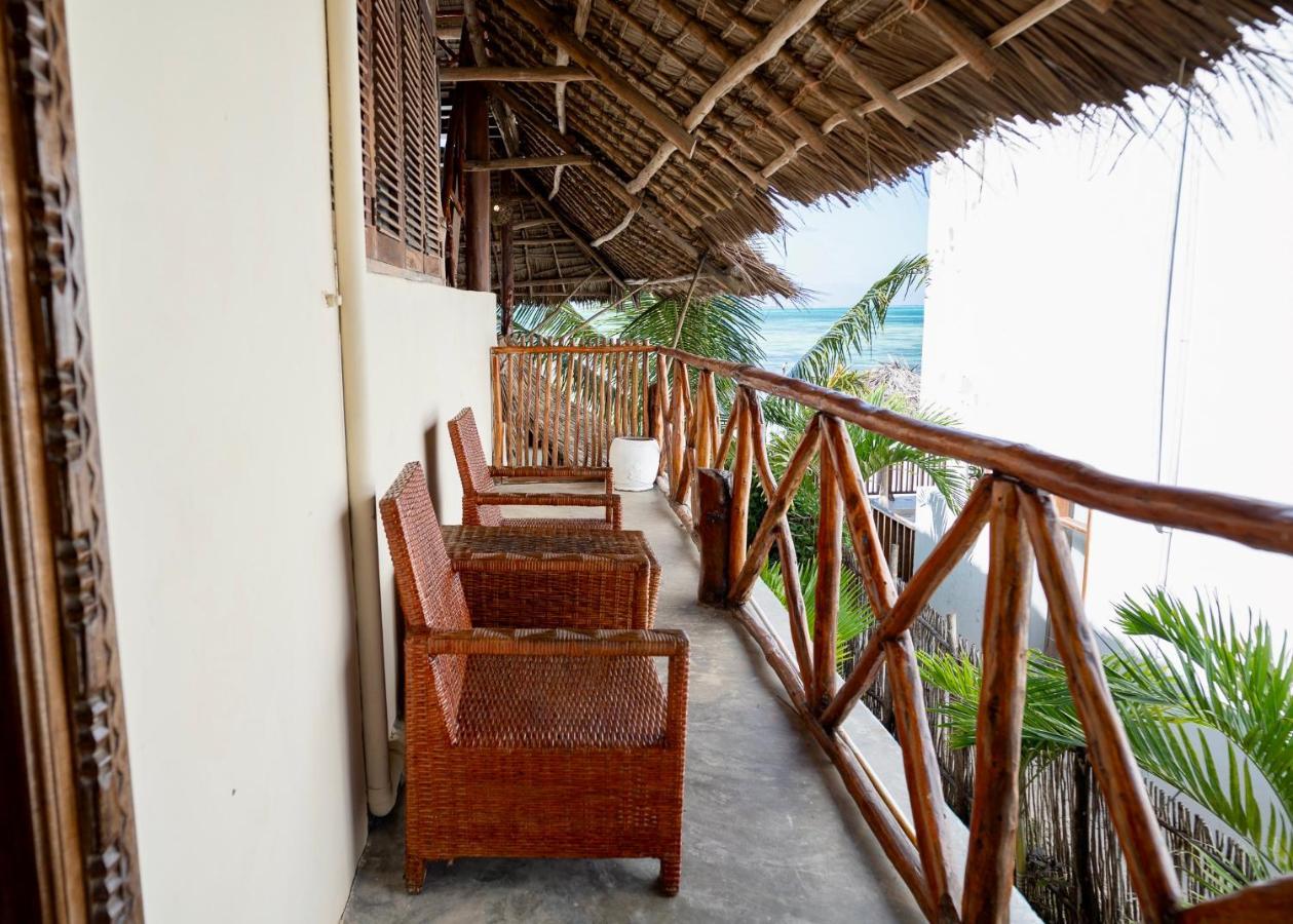 Sunrise Bed & Breakfast จัมเบียนี ภายนอก รูปภาพ